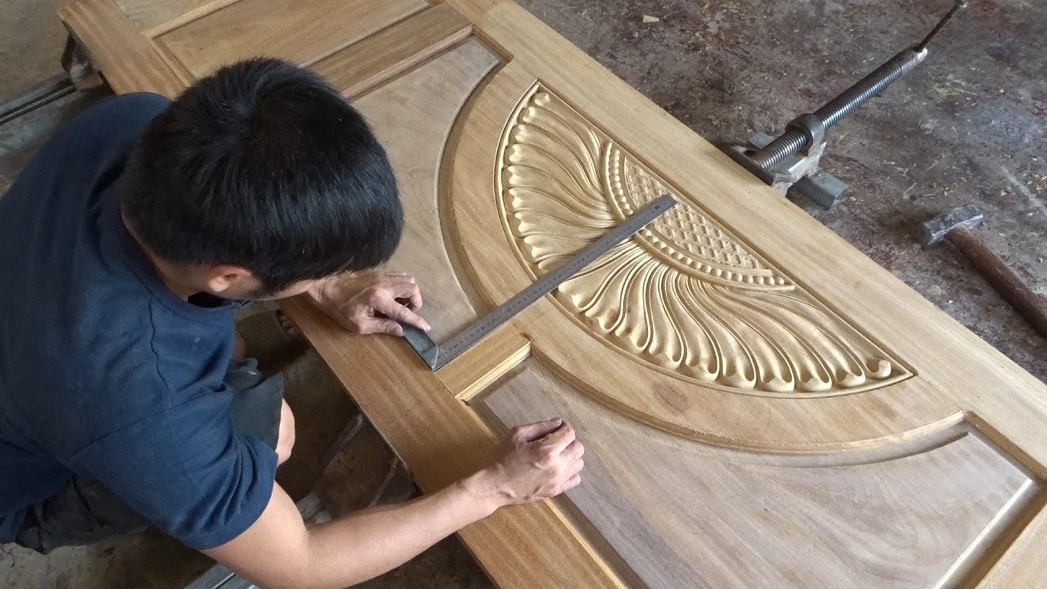 Mann erledigt handwerkliche Arbeiten an einem Möbelstück